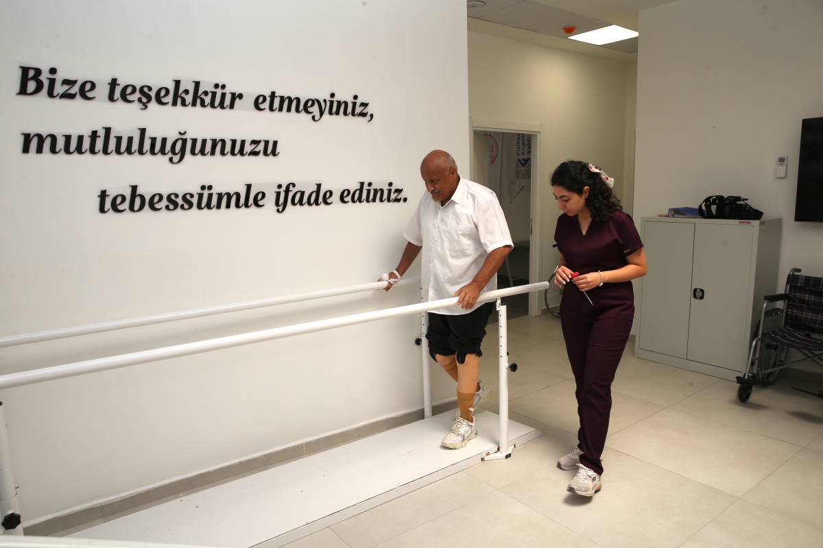Hatay'da diyabet nedeniyle iki bacağını kaybeden 63 yaşındaki Vedi Mengüllüoğlu,