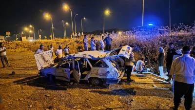 Hatay'ın Hassa ilçesinde meydana gelen trafik kazasında otomobilin şarampole devrilmesi sonucu