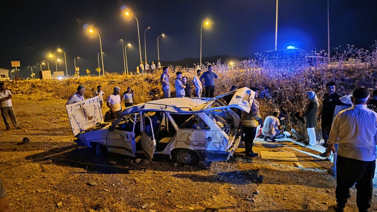 Hatay'ın Hassa ilçesinde meydana gelen trafik kazasında otomobilin şarampole devrilmesi sonucu