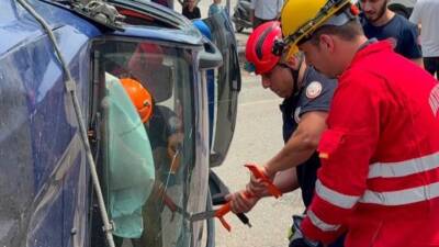 Hatay'ın Dörtyol ilçesinde iki otomobilin kavşakta çarpışması sonucu meydana gelen
