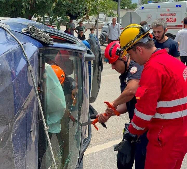 Hatay'ın Dörtyol ilçesinde iki otomobilin kavşakta çarpışması sonucu meydana gelen