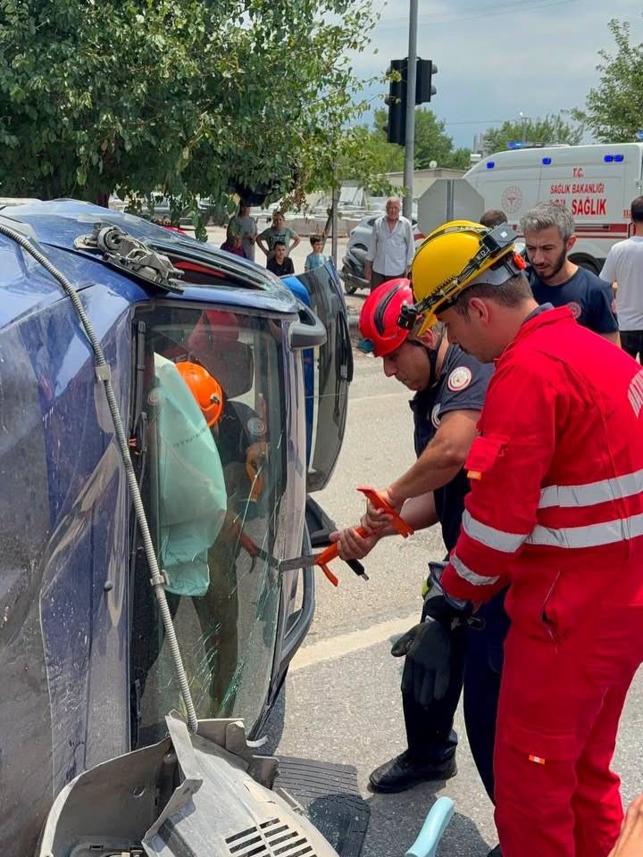 Hatay'ın Dörtyol ilçesinde iki otomobilin kavşakta çarpışması sonucu meydana gelen