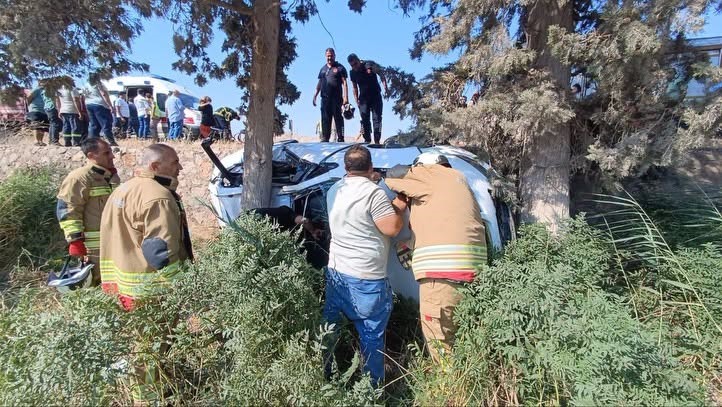 Hatay'ın Kırıkhan ilçesinde meydana gelen trafik kazasında, kontrolden çıkan otomobilin