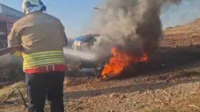 Hatay'ın Hassa ilçesinde tarla sürümü sırasında çıkan yangında traktör tamamen