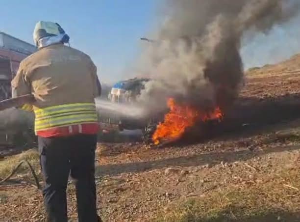 Hatay'ın Hassa ilçesinde tarla sürümü sırasında çıkan yangında traktör tamamen