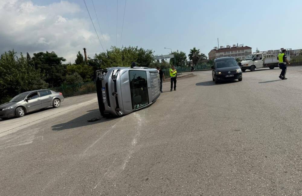 Hatay'ın Payas ilçesinde iki otomobilin karıştığı trafik kazasında araçlardan biri