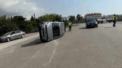 Hatay'ın Payas ilçesinde iki otomobilin karıştığı trafik kazasında araçlardan biri