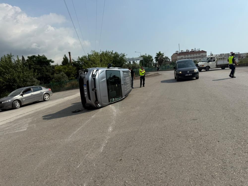 Hatay'ın Payas ilçesinde iki otomobilin karıştığı trafik kazasında araçlardan biri