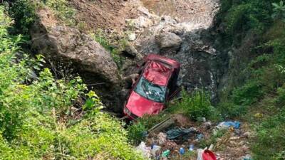 Hatay'ın Payas ilçesinde kontrolden çıkan otomobilin uçuruma yuvarlanması sonucu meydana