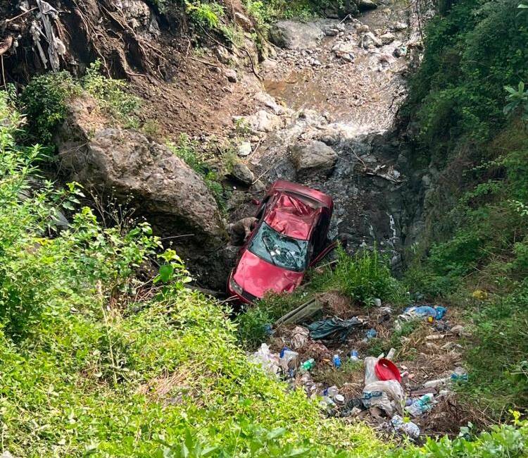 Hatay'ın Payas ilçesinde kontrolden çıkan otomobilin uçuruma yuvarlanması sonucu meydana