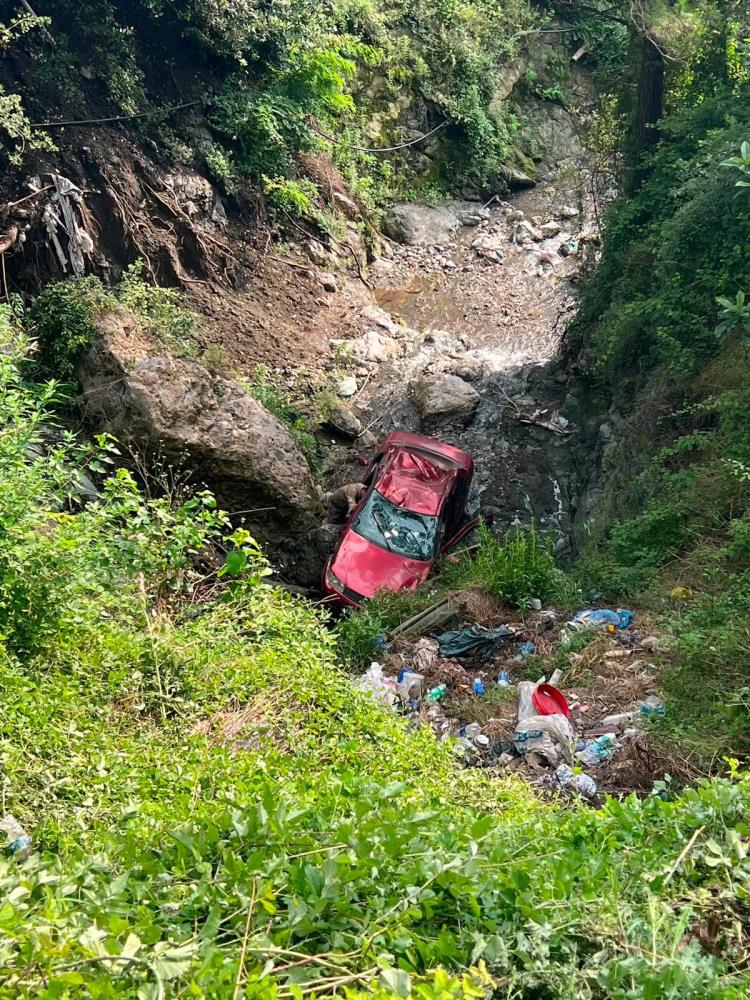 Hatay'ın Payas ilçesinde kontrolden çıkan otomobilin uçuruma yuvarlanması sonucu meydana