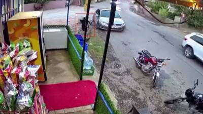 Hatay'ın Kırıkhan ilçesinde marketten alışveriş yaptıktan sonra evine gitmek isteyen