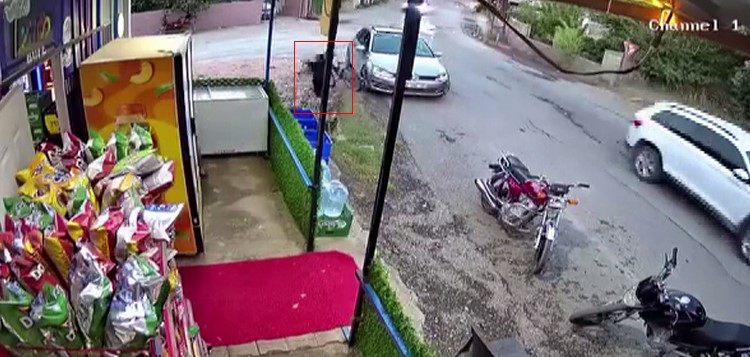 Hatay'ın Kırıkhan ilçesinde marketten alışveriş yaptıktan sonra evine gitmek isteyen