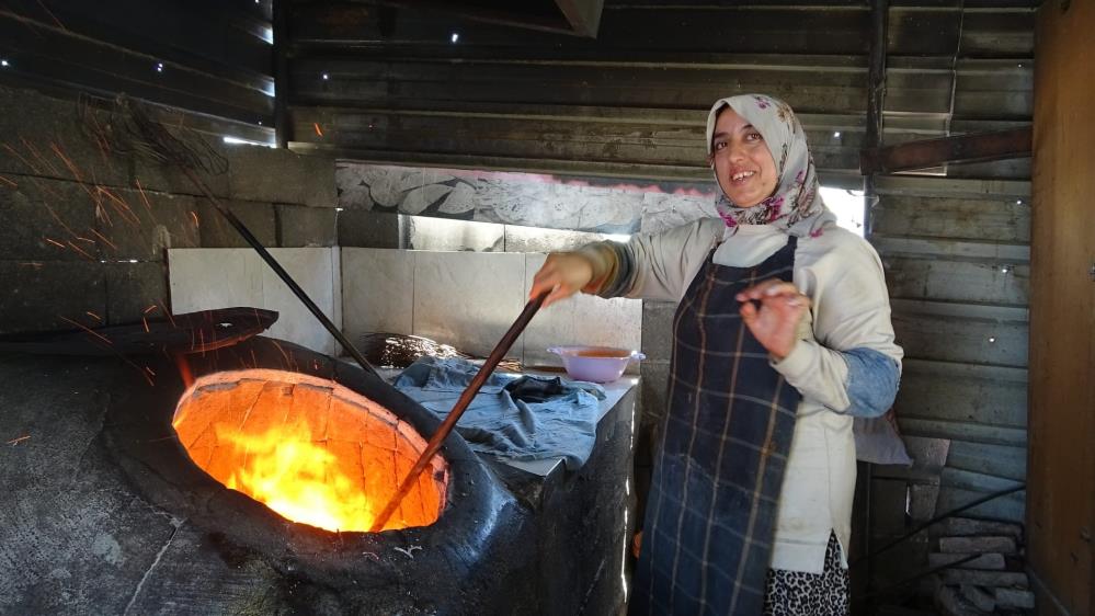 Hatay'ın Antakya ilçesinde tandır ocağında ekmek ve gözleme üreten kadınlar,