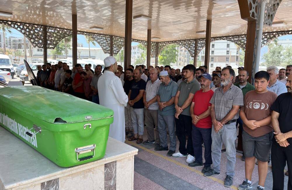 Hatay'ın Antakya ilçesinde topunu almak isterken seyir halindeki pikabın çarpması