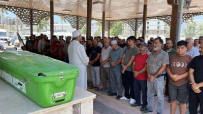 Hatay'ın Antakya ilçesinde topunu almak isterken seyir halindeki pikabın çarpması