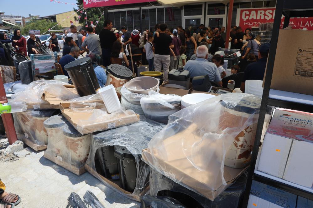 Hatay'ın Antakya ilçesinde açılan züccaciye mağazasında indirimli ürünler yoğun ilgi