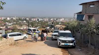 Hatay'ın Kırıkhan ilçesinde meydana gelen trafik kazasında, seyir halindeki otomobilin
