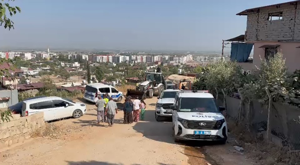 Hatay'ın Kırıkhan ilçesinde meydana gelen trafik kazasında, seyir halindeki otomobilin