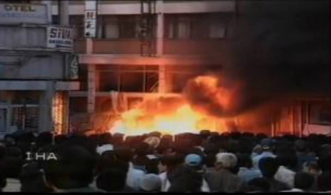 2 Temmuz 1993'te Sivas'ta düzenlenen Pir Sultan Abdal Şenlikleri sırasında