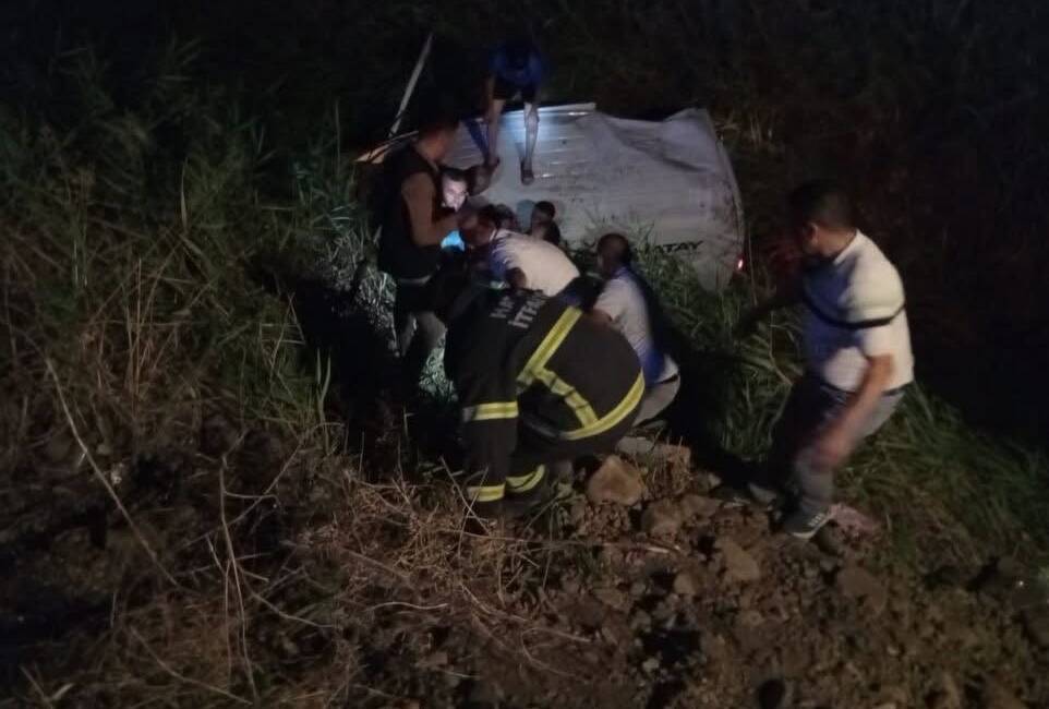 Hatay'ın Kırıkhan ilçesinde meydana gelen trafik kazasında, kontrolden çıkan kamyonetin