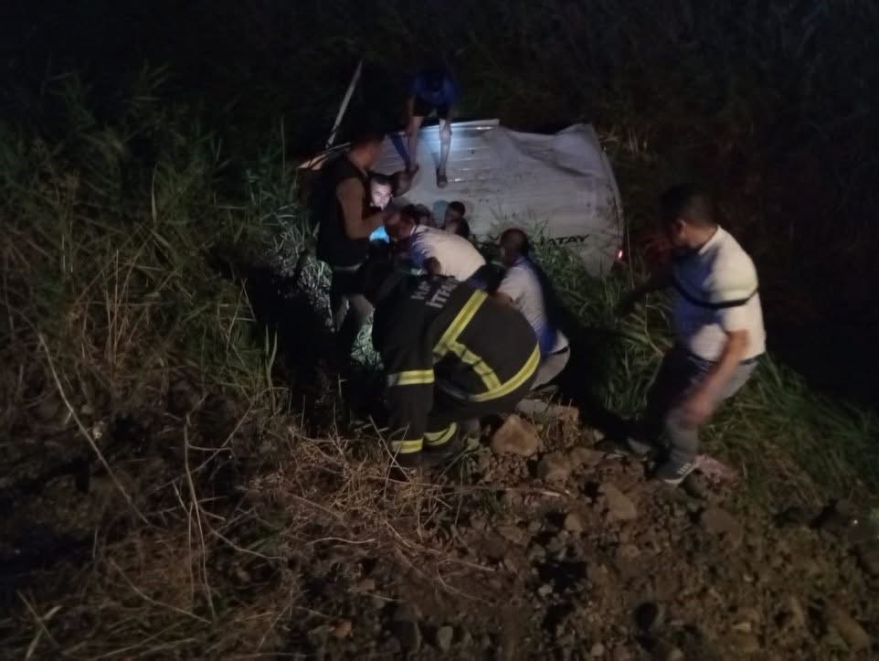 Hatay'ın Kırıkhan ilçesinde meydana gelen trafik kazasında, kontrolden çıkan kamyonetin