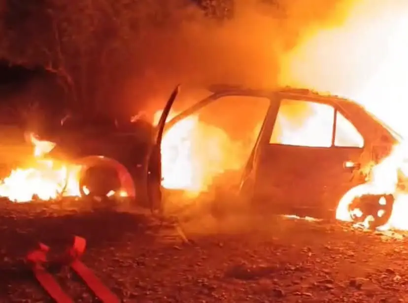 Hatay'ın Erzin ilçesinde seyir halindeyken motor bölümünden çıkan yangın nedeniyle