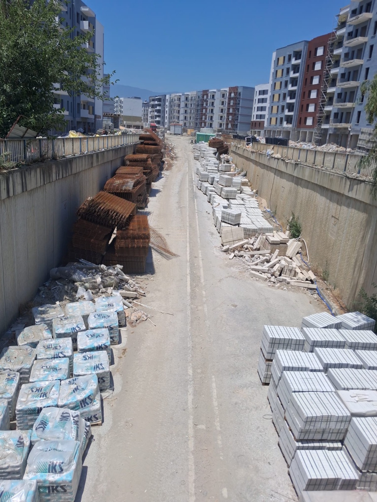 Hatay’ın Defne ilçesi Uğur Mumcu Bulvarı’nda bulunan altgeçit ve çevresindeki