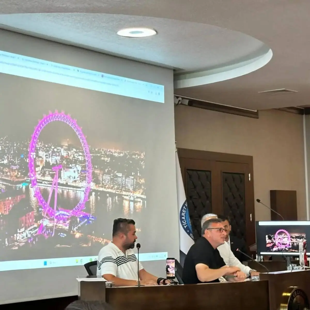 İskenderun Belediye Başkanı Mehmet Dönmez, angus gemilerinin limandan çekileceğini sahile