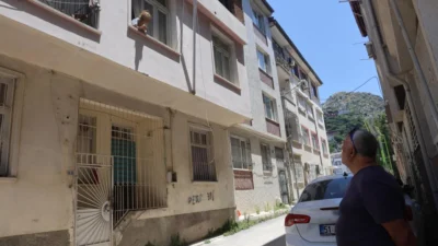 Hatay'ın Antakya ilçesinde Alzheimer hastası olduğu belirtilen yaşlı kadının evinin