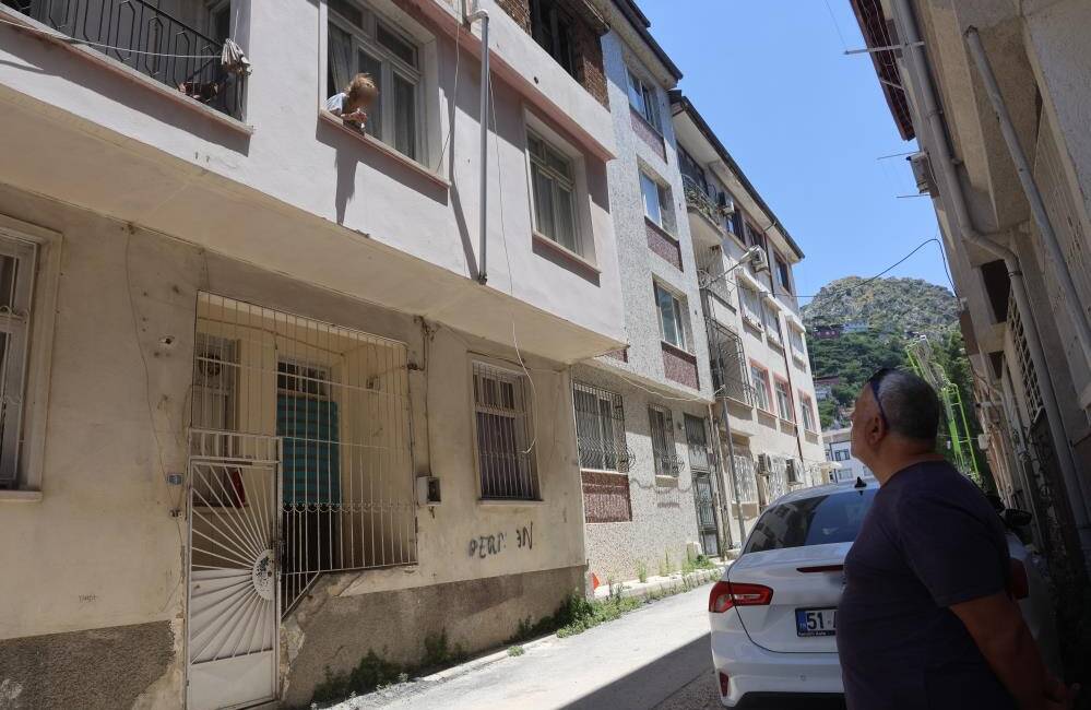 Hatay'ın Antakya ilçesinde Alzheimer hastası olduğu belirtilen yaşlı kadının evinin