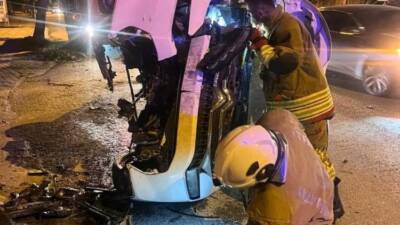 Hatay'ın Defne ilçesinde sürücüsünün direksiyon hakimiyetini kaybettiği otomobilin yol kenarındaki