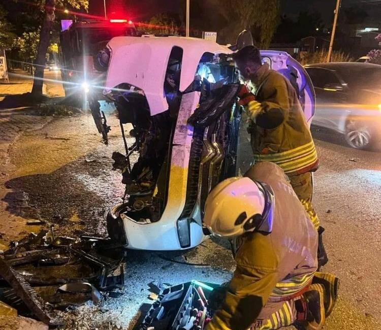 Hatay'ın Defne ilçesinde sürücüsünün direksiyon hakimiyetini kaybettiği otomobilin yol kenarındaki