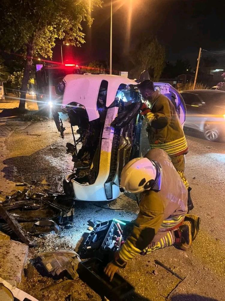 Hatay'ın Defne ilçesinde sürücüsünün direksiyon hakimiyetini kaybettiği otomobilin yol kenarındaki