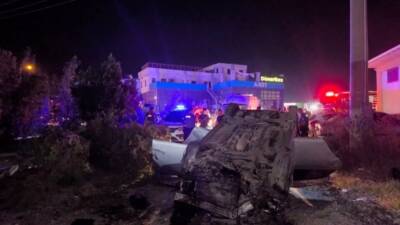 Hatay'ın Arsuz ilçesinde kontrolden çıkarak elektrik direğine çarpan otomobilin takla