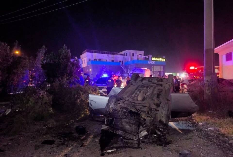Hatay'ın Arsuz ilçesinde kontrolden çıkarak elektrik direğine çarpan otomobilin takla