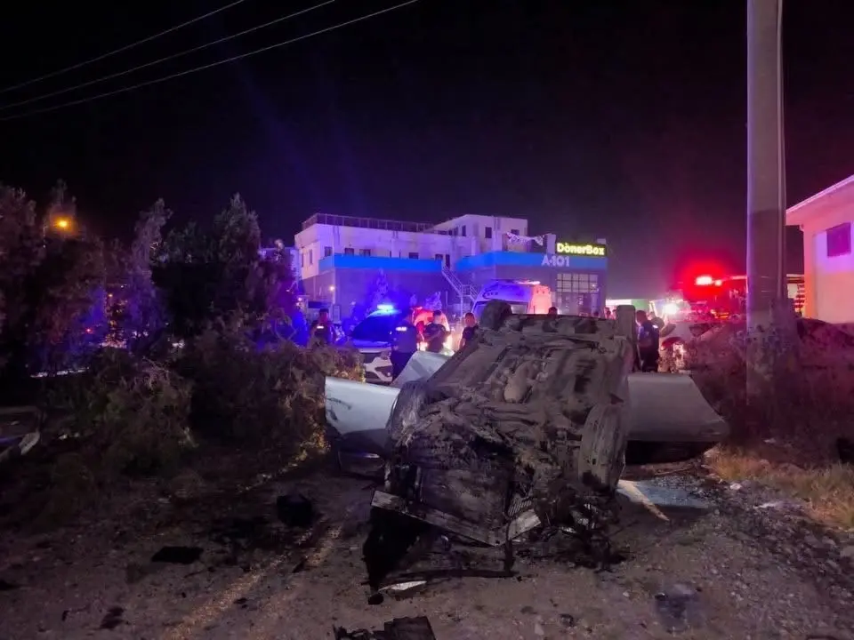 Hatay'ın Arsuz ilçesinde kontrolden çıkarak elektrik direğine çarpan otomobilin takla