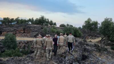 Hatay'ın Hassa ilçesinde sabah saatlerinde oğlaklarını otlatmak için meraya çıktıktan