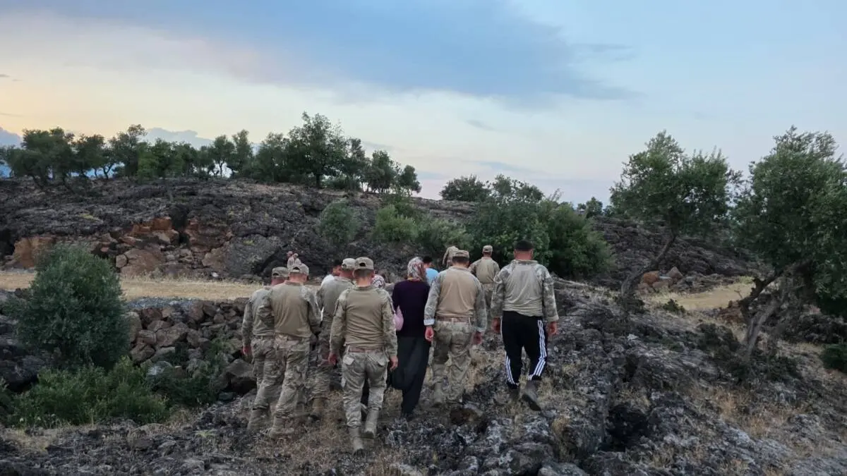 Hatay'ın Hassa ilçesinde sabah saatlerinde oğlaklarını otlatmak için meraya çıktıktan
