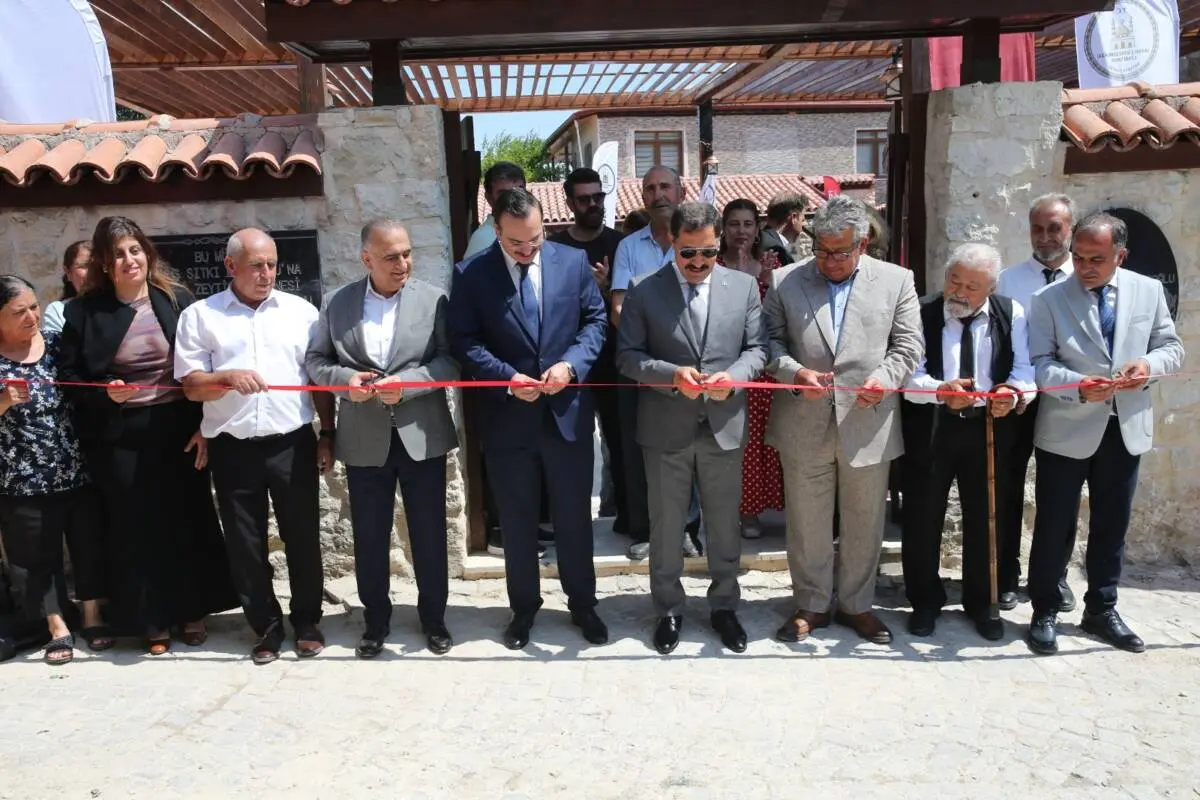Hatay'ın Altınözü ilçesinde, 6 Şubat 2023 depremlerinde ağır hasar gören