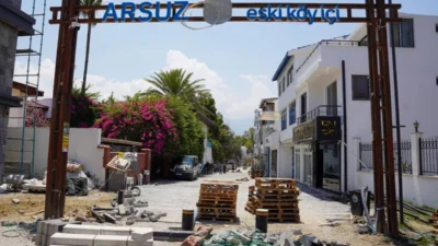 Arsuz ilçesinin “Turizm sokağı” adıyla bilinen Köy içi caddede altyapı