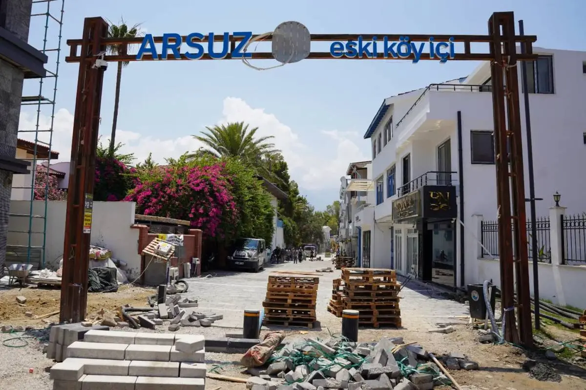 Arsuz ilçesinin “Turizm sokağı” adıyla bilinen Köy içi caddede altyapı