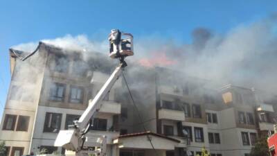 Hatay'ın Hassa ilçesinde çıkan çatı yangını mahallede kısa süreli paniğe