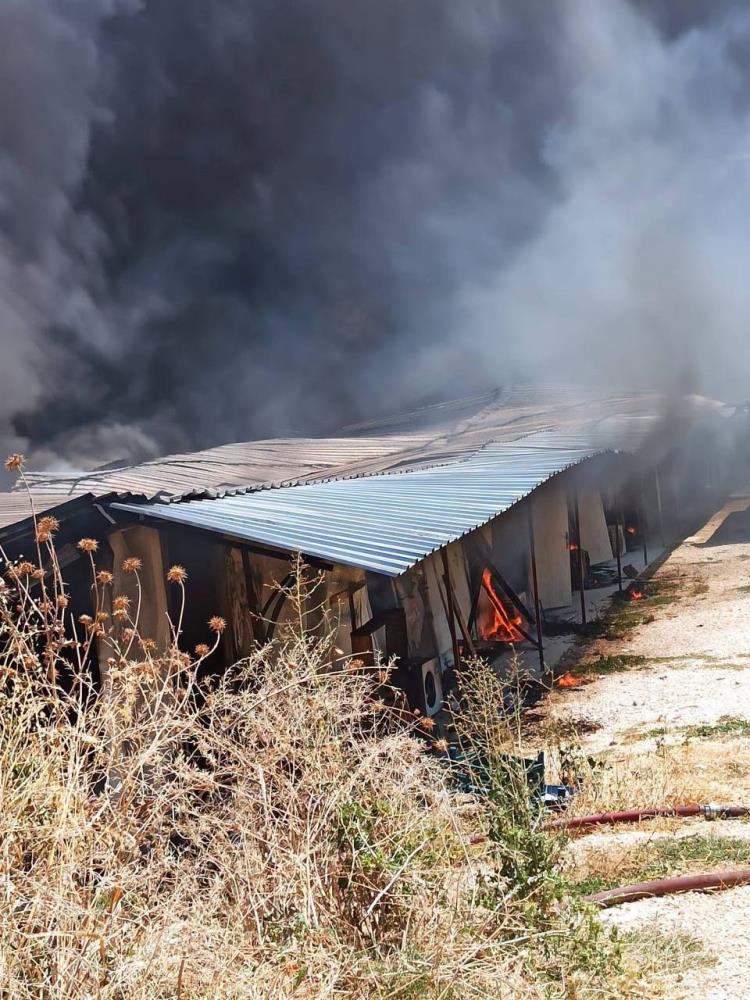 Hatay'ın Altınözü ilçesinde, yapımı devam eden konut şantiyesinde çalışan işçilerin