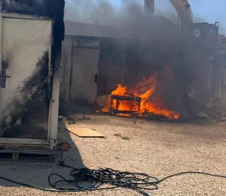 

Hatay'ın Antakya ilçesinde çıkan yangında bir konteyner tamamen yanarak kullanılamaz