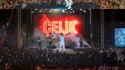 1986 yılında ilk kez profesyonel olarak İskenderun’da sahneye çıkan ünlü