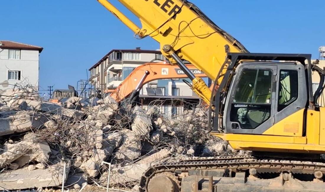 Hatay'ın Antakya ilçesinde, Otogar arkasında bulunan son ağır hasarlı bina
