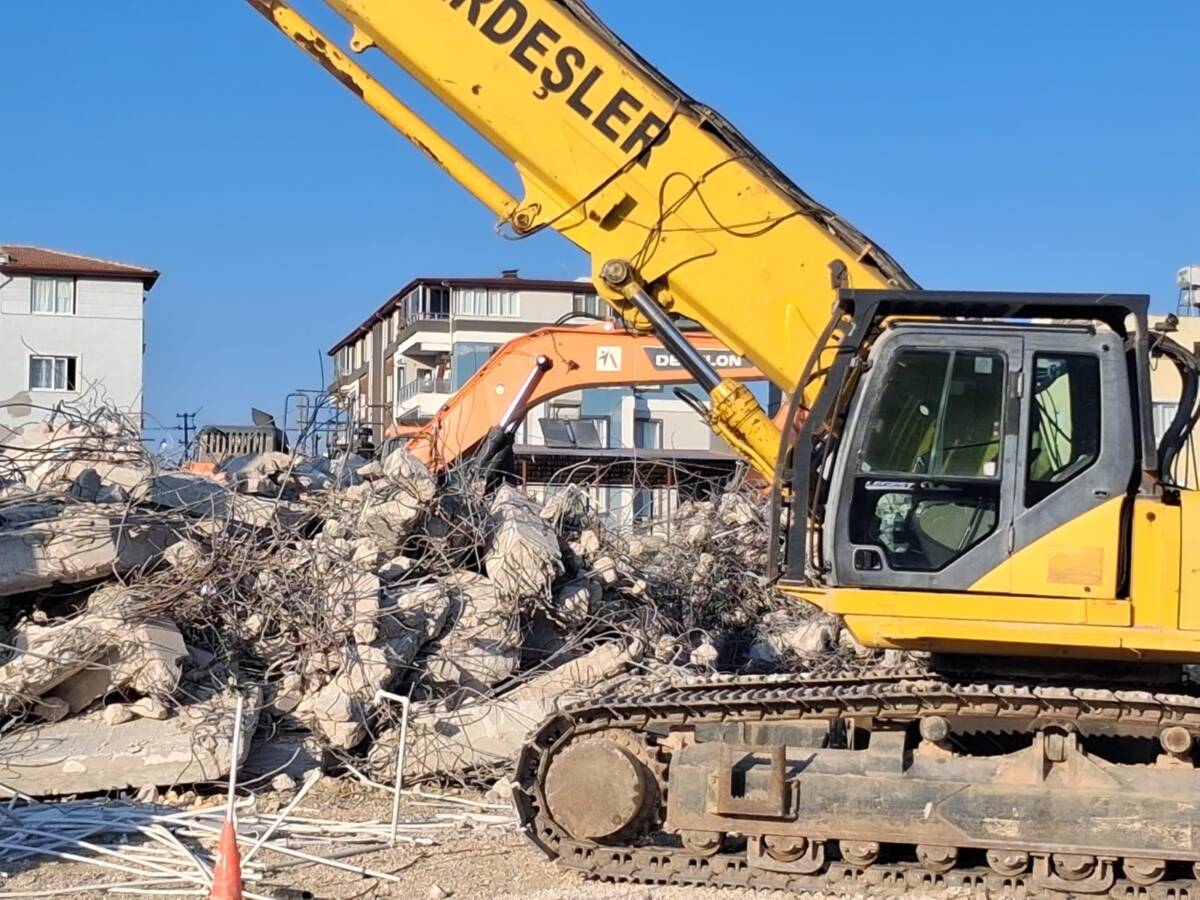 Hatay'ın Antakya ilçesinde, Otogar arkasında bulunan son ağır hasarlı bina