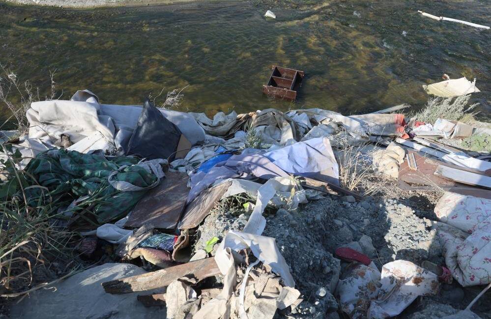 Hatay'ın Defne ilçesinde dere yatağına kamyonet kasasındaki atıkları boşaltan 3