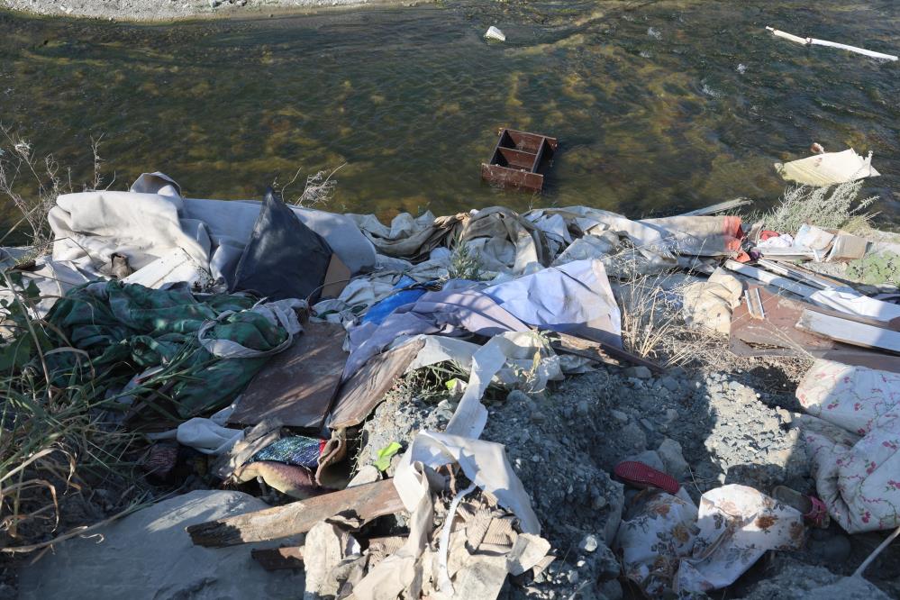 Hatay'ın Defne ilçesinde dere yatağına kamyonet kasasındaki atıkları boşaltan 3